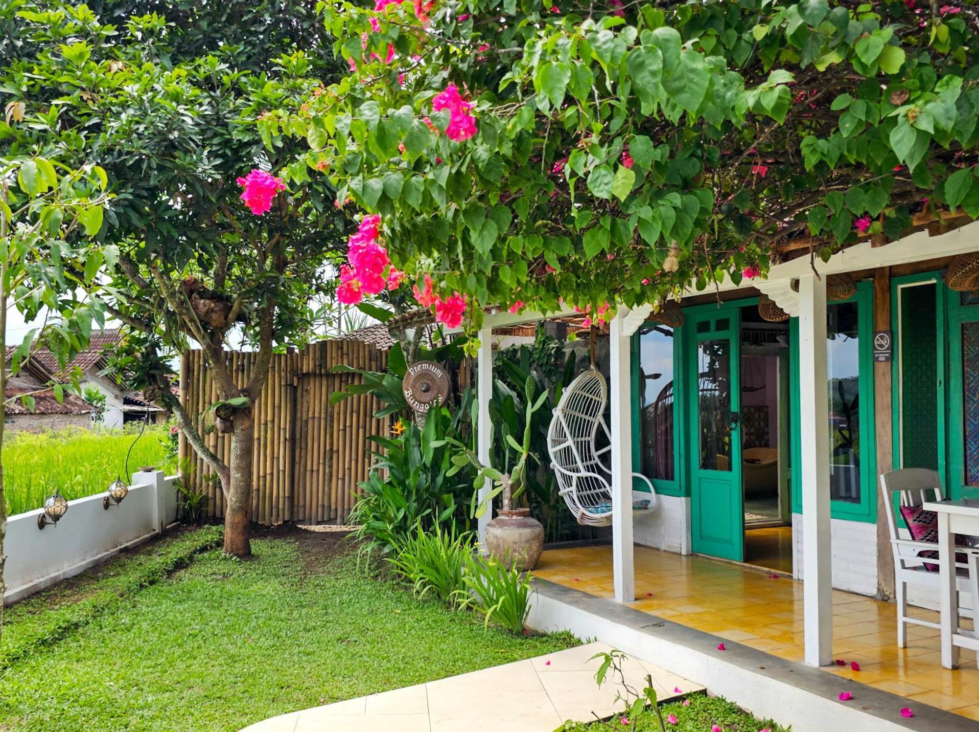 Janur Bungalow Magelang Exterior photo